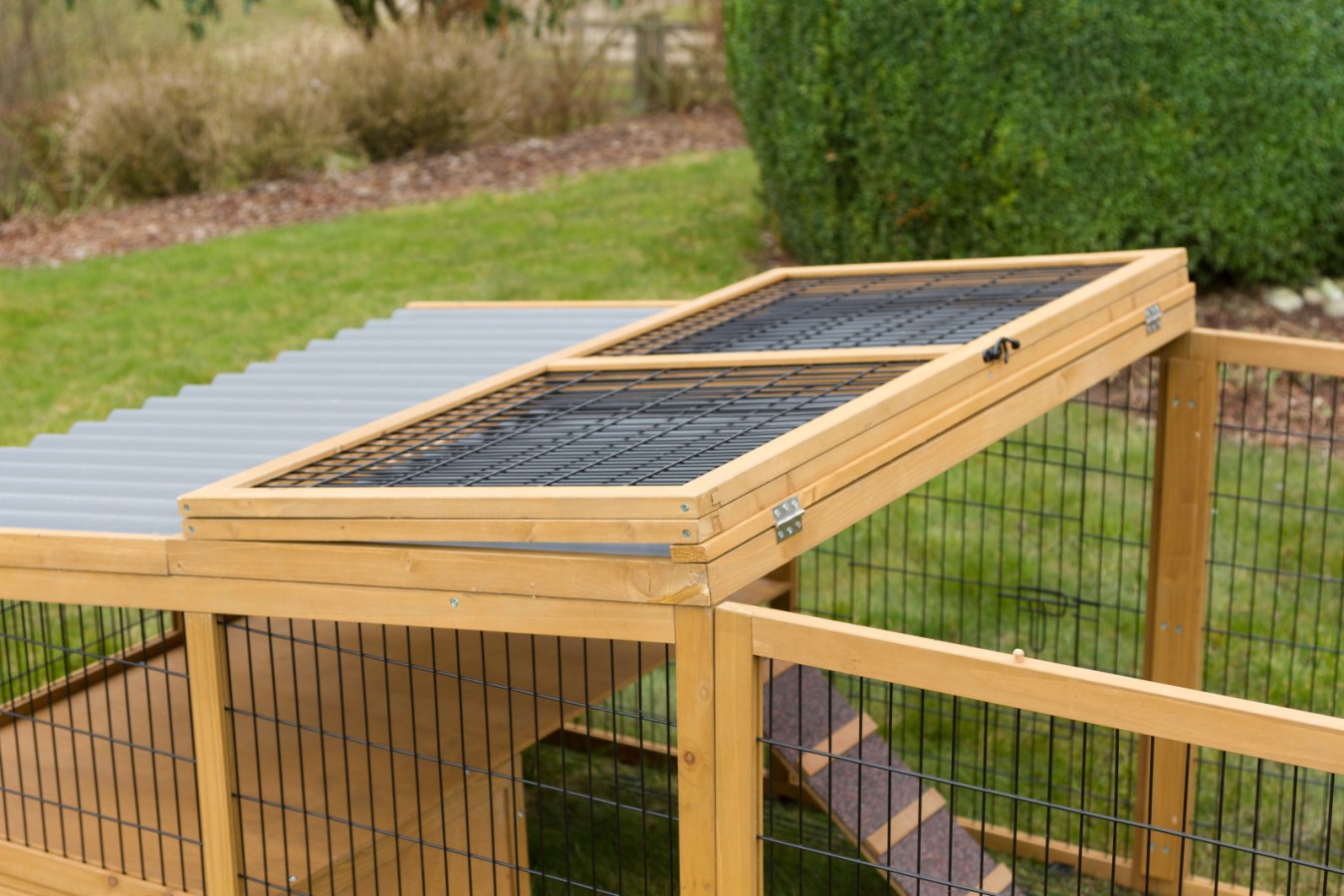 KERBL výběh s domečkem – detail dvířek a konstrukce